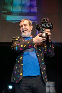 Alexey Pajitnov con el trofeo OXO Legends. / Kaiju Group