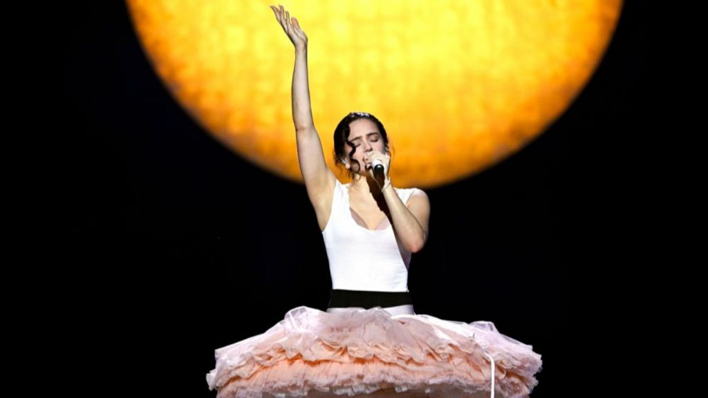 ROSALÍA arrasa en Francia iniciando LUX TOUR